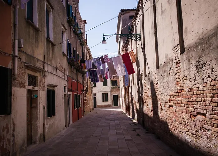 Venezia Biennale Bianco & Rosso