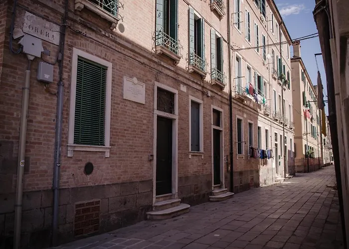 Venezia Biennale Bianco & Rosso